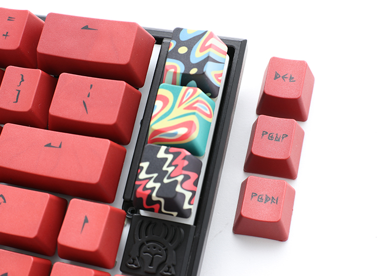 To inject even more Paiwan traditions into this keyboard, four unique dye-sub keycaps inspired by Paiwan glass beads are included in the package. Love, courage, nobility, and agility are each represented by these keycaps, significant traits in their history.