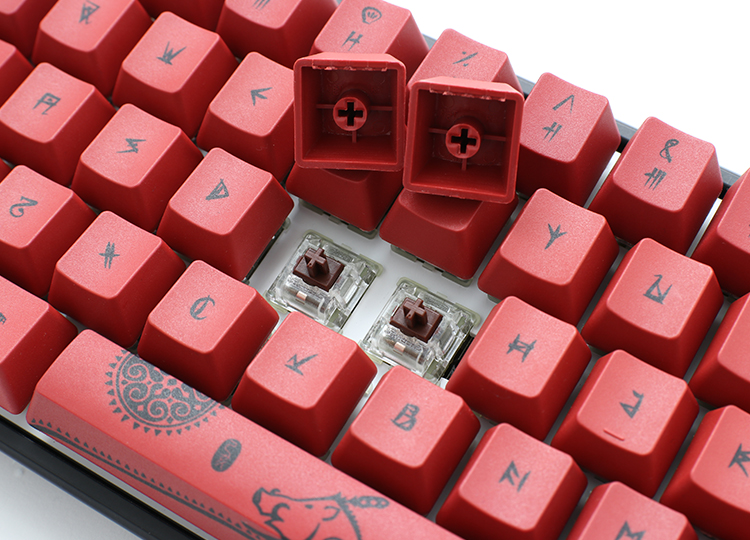 Bronze is commonly used as materials for aesthetic creation by the Paiwan society. After communicating with Master Kulele Ruladen, bronze-red was chosen to be presented on keycaps of this limited edition, plus dye-sublimation techniques featuring various pictograms. (e.g. axe, bow and arrow, vine)