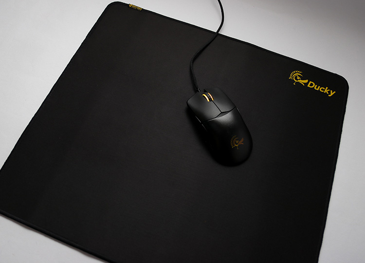 Featuring a specially knitted surface, built to be consistent in 4 directions.<br />
<br />
Compared to a single directional mousepad, it enables players to have careful, consistent positioning no matter the direction.