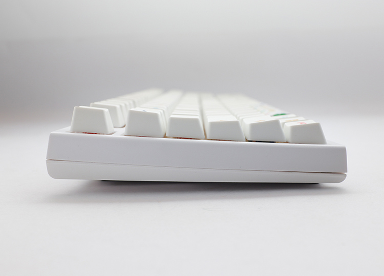 純白設計並使用PBT熱昇華鍵帽讓整把鍵盤呈現更簡單俐落的風格。