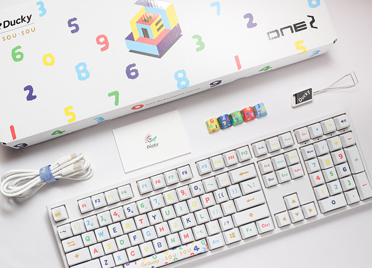 Ducky 的精巧設計搭配 SOU．SOU 經典十數設計，推出限量聯名款鍵盤。
