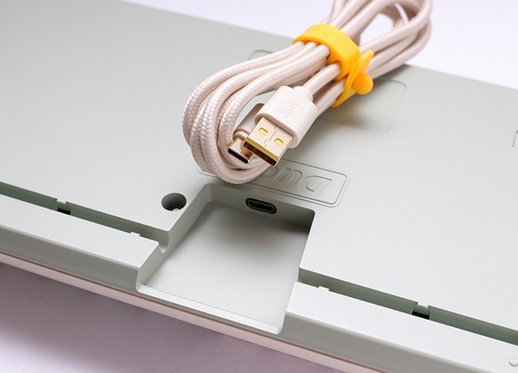 接線分離設計，可以選擇喜愛的線材使用。介面採用USB Type-C介面支援正反插，使用更加方便。採用USB HID協定中最高頻率的1000Hz傳遞訊號，即每1ms就能傳遞訊號給電腦端。