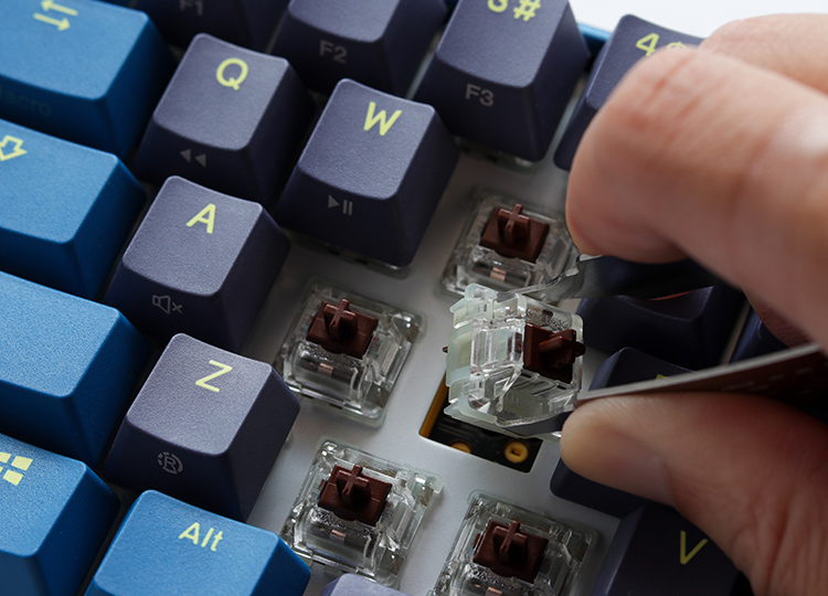 Ducky One 3系列機械鍵盤採用凱華熱插拔底座，相容於市面上99%的三腳、五腳軸體，不需要電烙鐵以及吸錫器等工具，便可透過One 3附贈的拔軸器，輕鬆實現不同區域、不同軸體的極致手感，大幅降低了鍵盤換軸的困難度，想體驗不同的軸體就趁現在！