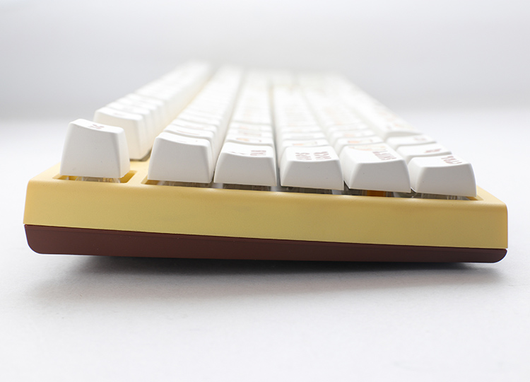 The dual-color design and the use of MDA keycaps height give the entire keyboard a simple and neat style.
