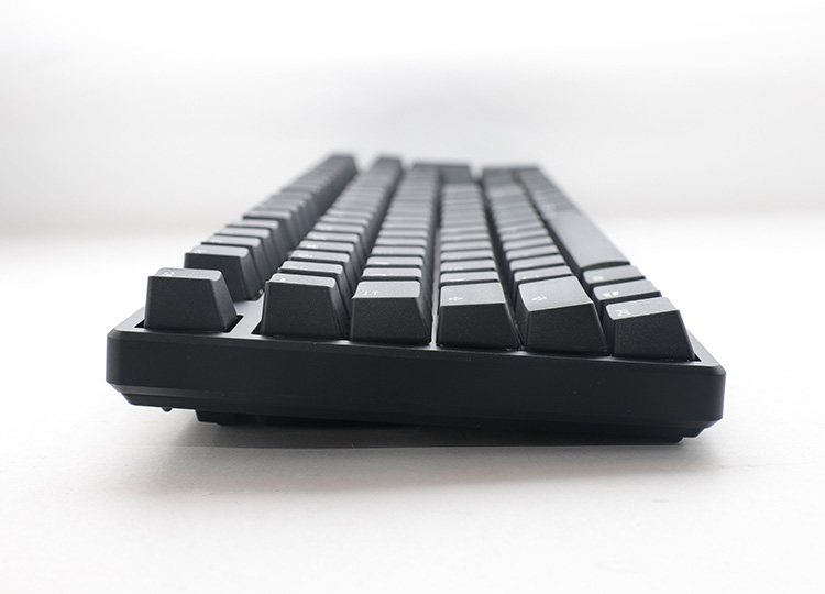 Ducky「Origin」採用了經典的超薄邊框設計，不僅節省空間，還保持鍵盤整體設計的簡約美感。這個復古灰色系設計使整把鍵盤看起來更加簡潔、洗鍊，將您的工作環境提升到一個全新的水準。
